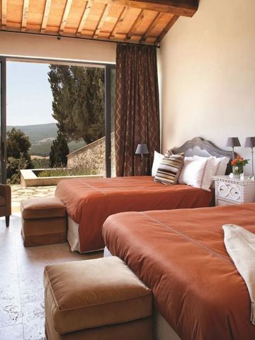 Gemütliches Schlafzimmer mit zwei Betten und Panoramablick auf die Landschaft