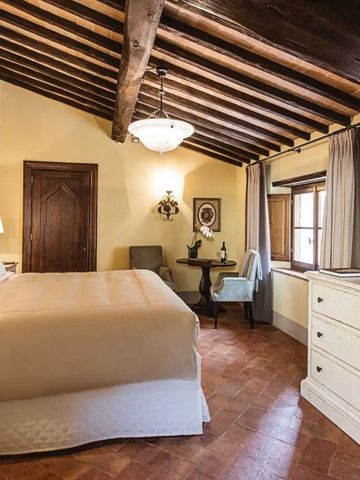 Elegantes Doppelzimmer mit traditionellen Holzbalken und warmem Ambiente