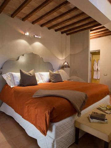 Modernes Zimmer mit großes Bett und stilvoller Einrichtung