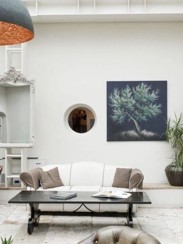 Elegante Lounge mit stilvoller Dekoration und Pflanzen