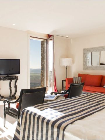 Helles Zimmer mit moderner Einrichtung und Blick auf die Landschaft