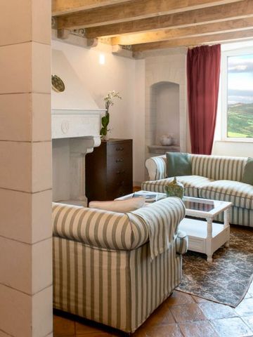 Gemütlicher Wohnbereich mit Kamin und Blick auf die Hügel