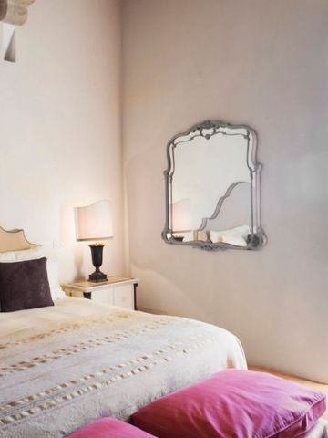 Gemütliches Hotelzimmer mit elegantem Spiegel und bequemen Betten