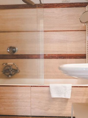 Elegantes Badezimmer mit Badewanne und Waschbecken im Castello di Velona