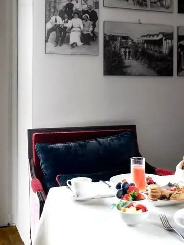 Frühstückstisch mit Aussicht, frische Säfte und Früchte