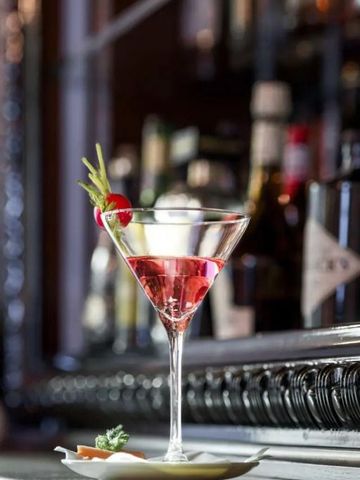 Eleganter Cocktail in einer stilvollen Bar des Castello di Velona