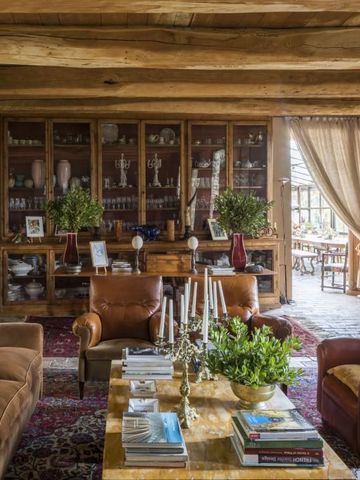 Gemütlicher Wohnraum mit Holzbalkendecke und eleganter Einrichtung