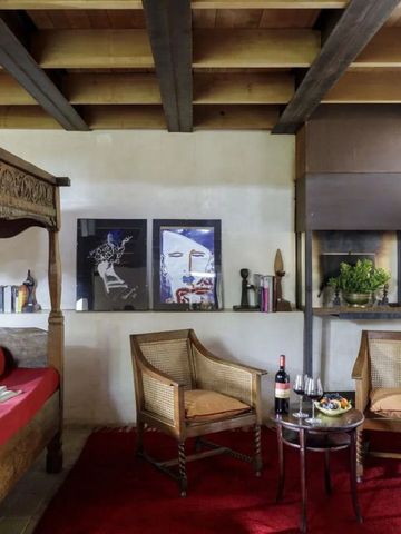 Gemütliche Sitzecke mit Kamin und dekorativen Elementen