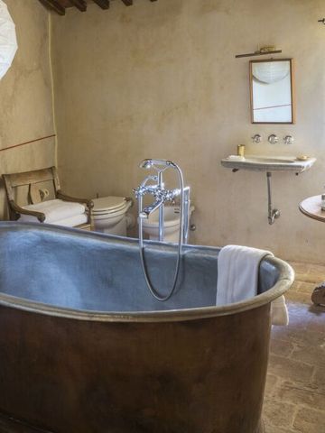 Hochwertiges Bad mit Vintage-Badewanne und klassischem Interieur