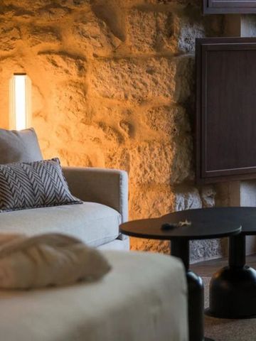 Gemütliche Sitzecke mit dezenter Beleuchtung und steinernen Elementen