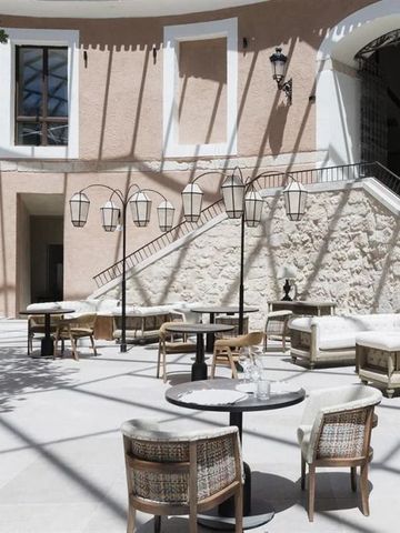 Eleganter Innenhof mit Sitzgelegenheiten und Treppe im Castilla Termal Brihuega