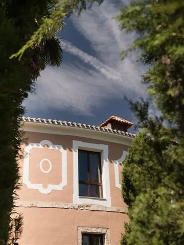 Historische Fassade des Castilla Termal Brihuega umgeben von Bäumen