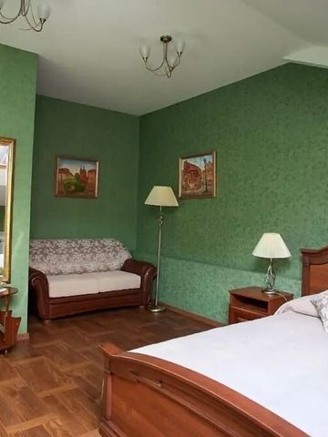 Gemütliches Schlafzimmer mit elegantem Dekor und Doppelbett