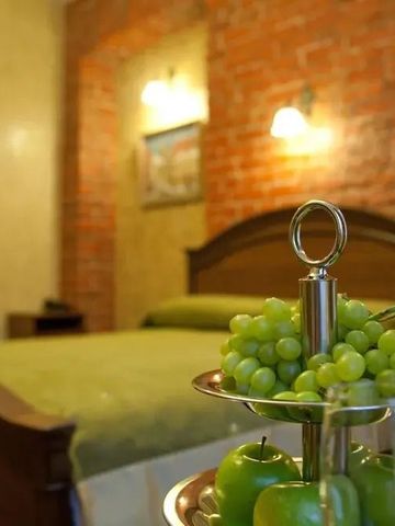 Stilvolles Detail im Hotelzimmer mit Obstschale im Vordergrund.