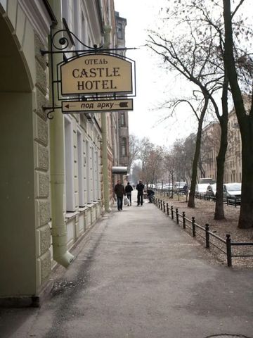 Eingang zum Inverly Castle Hotel mit Straßenszene im Hintergrund