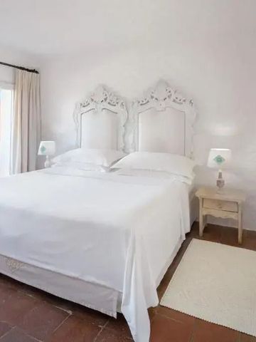 Elegantes Schlafzimmer mit antiken Kopfenden und Terrassenzugang