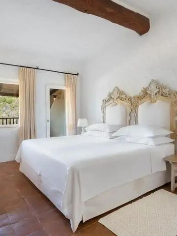 Hotelzimmer mit schönen dekorierten Kopfenden und Holzbalken an der Decke