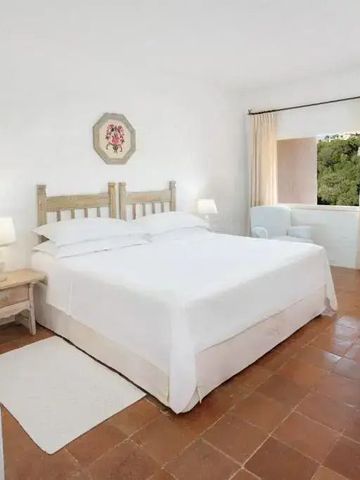 Gemütliches Zimmer mit Holzmöbeln und Blick auf die Natur