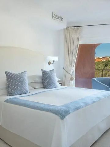 Modernes Hotelzimmer mit hellem Dekor und Aussicht auf grüne Landschaft