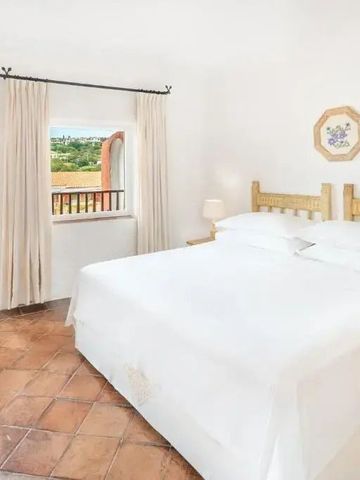 Geräumiges Hotelzimmer mit Terrakottaboden und direktem Zugang zum Balkon