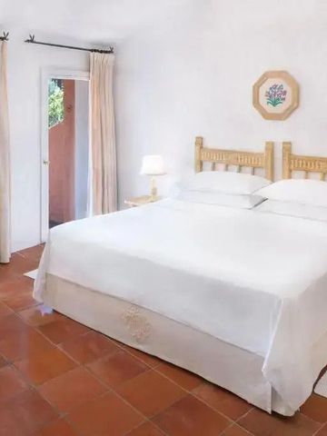 Hotelzimmer mit gemütlicher Sitzecke und Zugang zum Gartenbereich