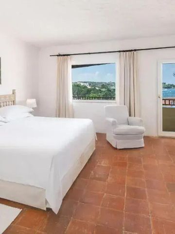 Geräumiges Zimmer mit Ausblick auf die Küste und möbliertem Balkon