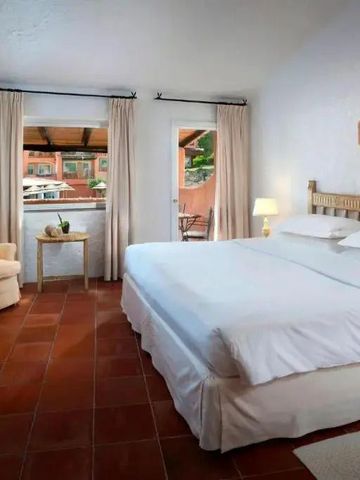 Geräumiges Hotelzimmer mit großem Bett und Zugang zur Terrasse