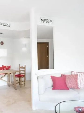 Helles Wohnzimmer in Suite mit Sofa und Esstisch