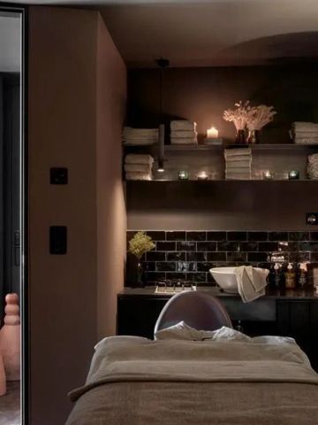 Behandlungsraum im Spa mit Kerzenlicht