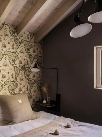 Gemütliches Zimmer mit floralem Tapetenmuster