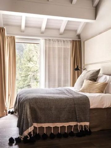 Einladendes Schlafzimmer mit modernen Akzenten