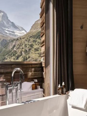 Luxuriöse Badewanne mit Blick auf das Matterhorn und Holzelementen