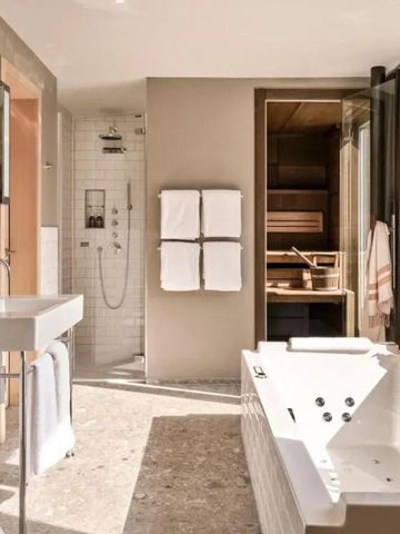 Modernes Badezimmer mit Jacuzzi und Zugang zur Sauna