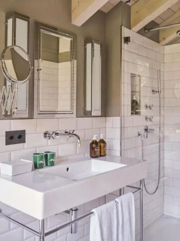 Elegantes Badezimmer mit Regenwalddusche und stilvollem Waschbecken