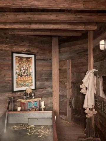 Luxuriöses Badezimmer mit Holzvertäfelung und Dekoration