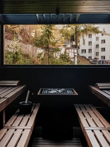 Sauna mit Panoramablick auf verschneite Landschaft