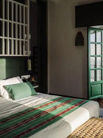 Zimmer mit offener Balkontür und Blick auf Meer und Landschaft