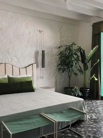 Geräumiges Hotelzimmer mit stilvoller Einrichtung und Pflanzen