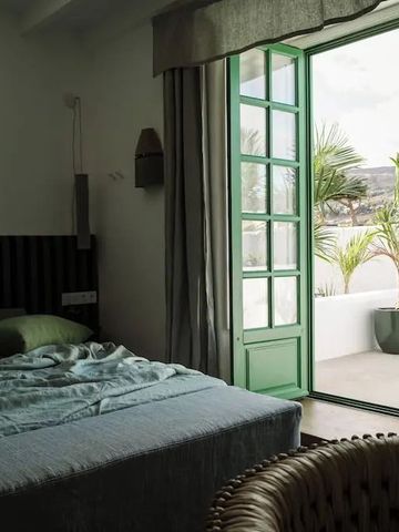 Hotelzimmer mit Balkonzugang und Gartenblick