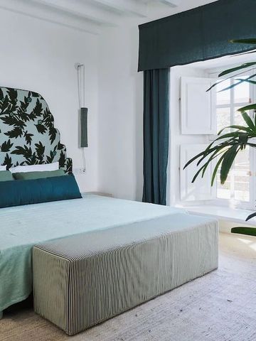 Helles Hotelzimmer mit großem Fenster und geschmackvoller Dekoration