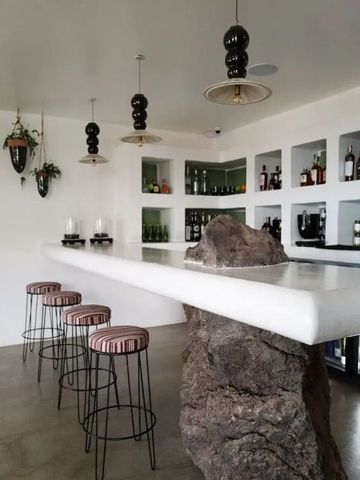 Elegante Hotelbar mit stilvollen Hockern und dekorativen Elementen