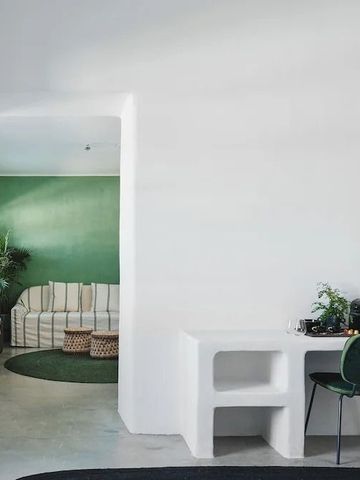 Zimmerflur mit weißem Wanddesign und elegantem Arbeitsbereich