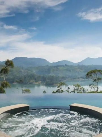 Runder Whirlpool mit Bergblick und üppiger Landschaft im Hintergrund.