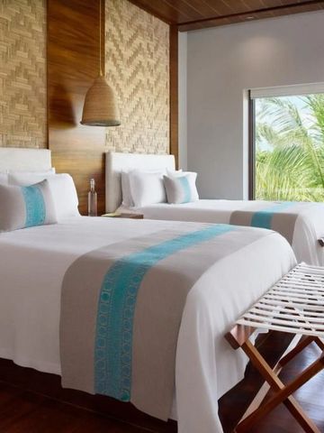 Zimmer mit zwei Betten und Panoramafenster