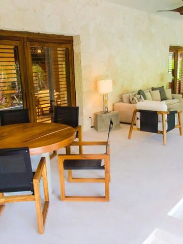 Geräumige Terrasse mit Esstisch und gemütlicher Sitzgruppe.