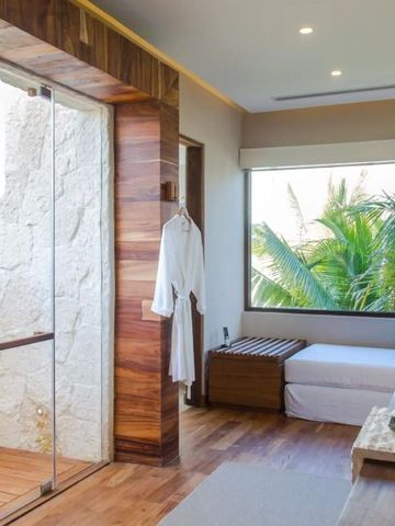 Helle Suite mit Tagesbett und Blick ins Grüne.