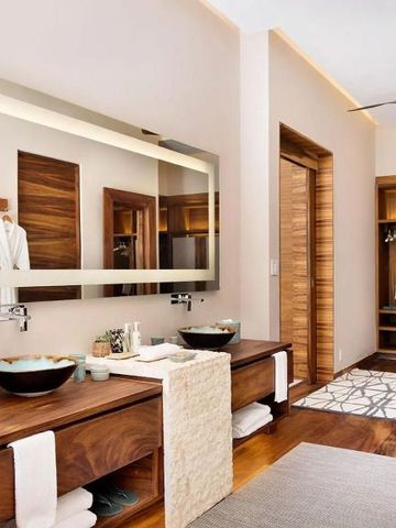 Modernes Badezimmer mit Doppelwaschbecken und Holzdetails.