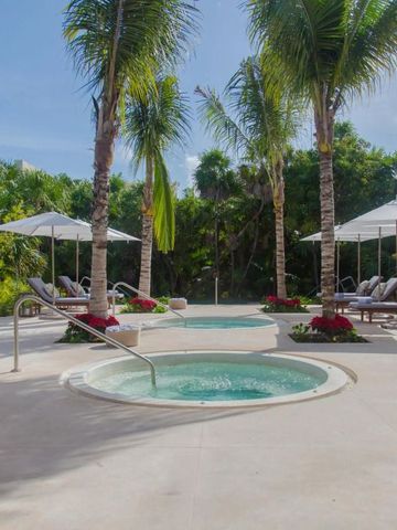 Entspannender Außenbereich mit Palmen, Liegen und Whirlpool