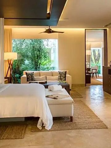 Großzügiges Hotelzimmer mit geschmackvollen Möbeln und natürlichem Licht.