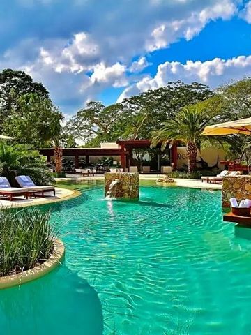Luxuriöser Pool mit Liegestühlen und tropischer Vegetation bei Chable Yucatan